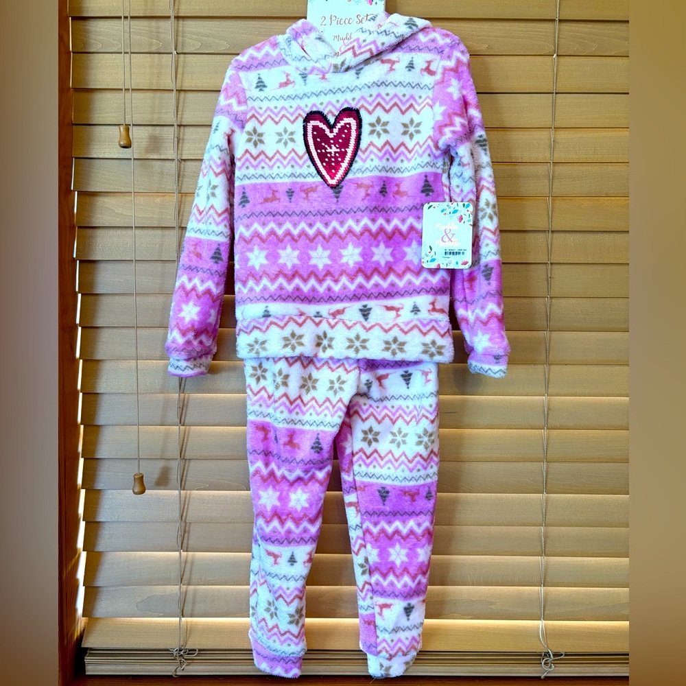 Maddie & Michelle NWT Pink and White Pajama Set /sequins Heart Design. Size 5